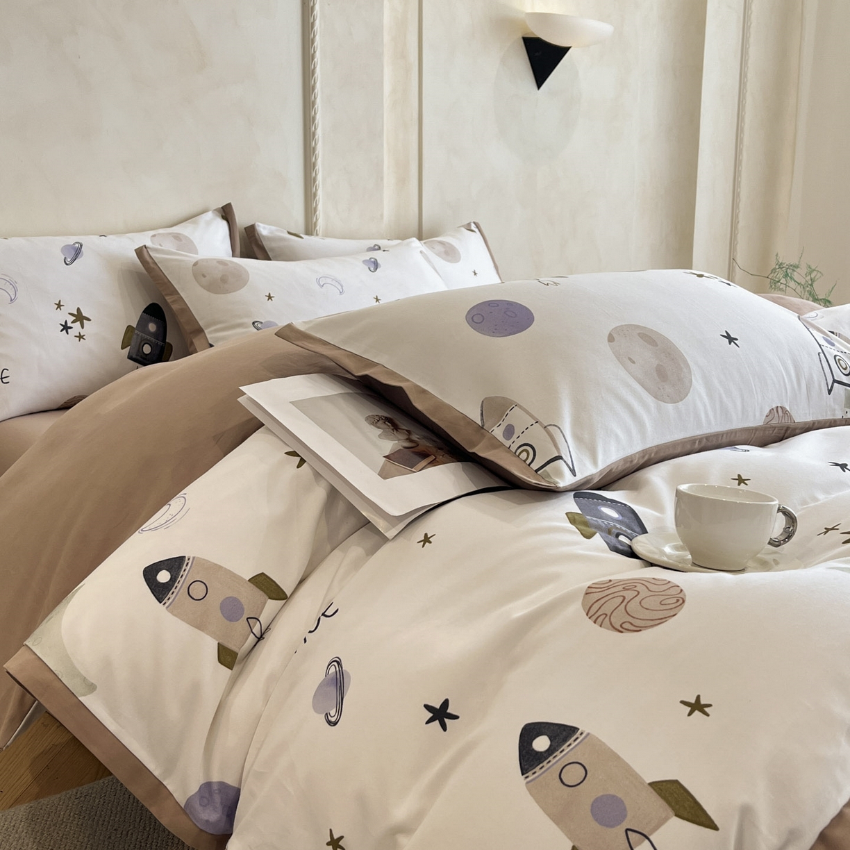 91家纺网 家纺一手货源 找家纺 柏薇 2025新款秋冬新品全棉磨毛印花高定工艺款四件套 火箭星球