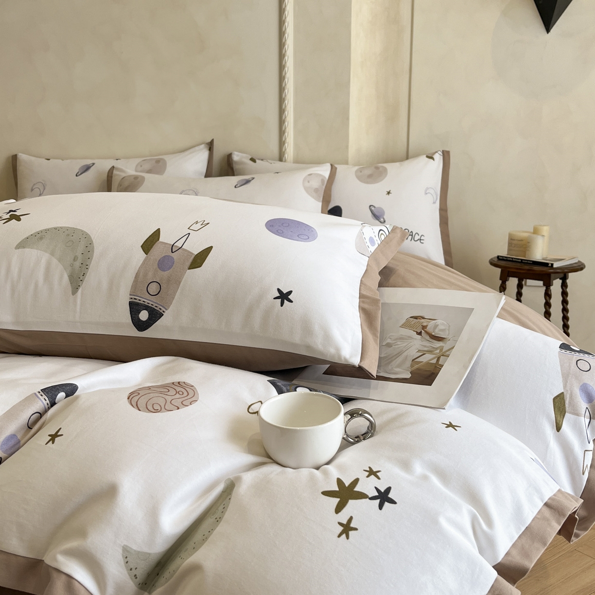 91家纺网 家纺一手货源 找家纺 柏薇 2025新款秋冬新品全棉磨毛印花高定工艺款四件套 火箭星球