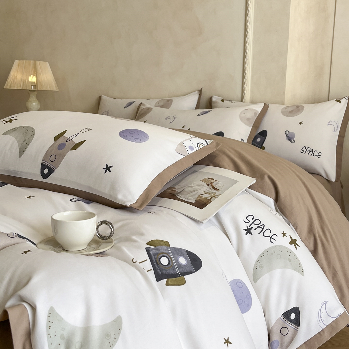 91家纺网 家纺一手货源 找家纺 柏薇 2025新款秋冬新品全棉磨毛印花高定工艺款四件套 火箭星球