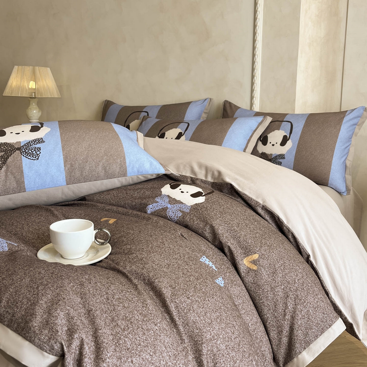 91家纺网 家纺一手货源 找家纺 柏薇 2025新款秋冬新品全棉磨毛印花高定工艺款四件套 节拍狗