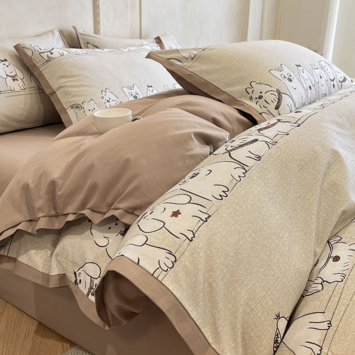 91家纺网 家纺一手货源 找家纺 柏薇 2025新款秋冬新品全棉磨毛印花高定工艺款四件套 排排狗