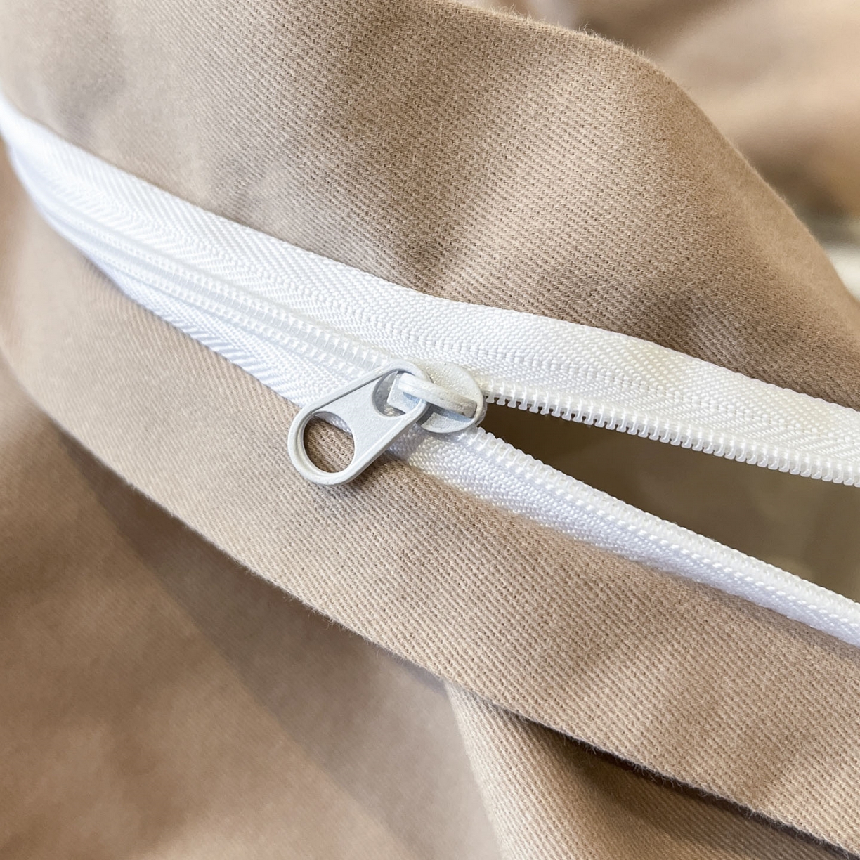 91家纺网 家纺一手货源 找家纺 柏薇 2025新款秋冬新品全棉磨毛印花高定工艺款四件套 排排狗