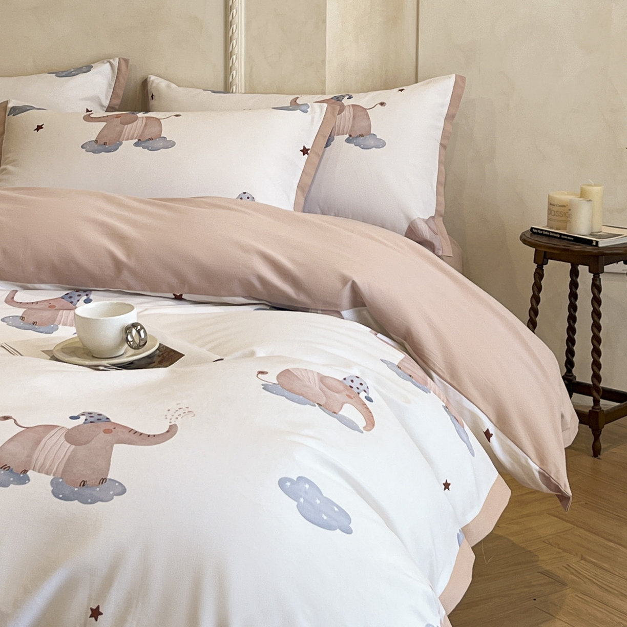 91家纺网 家纺一手货源 找家纺 柏薇 2025新款秋冬新品全棉磨毛印花高定工艺款四件套 小飞象