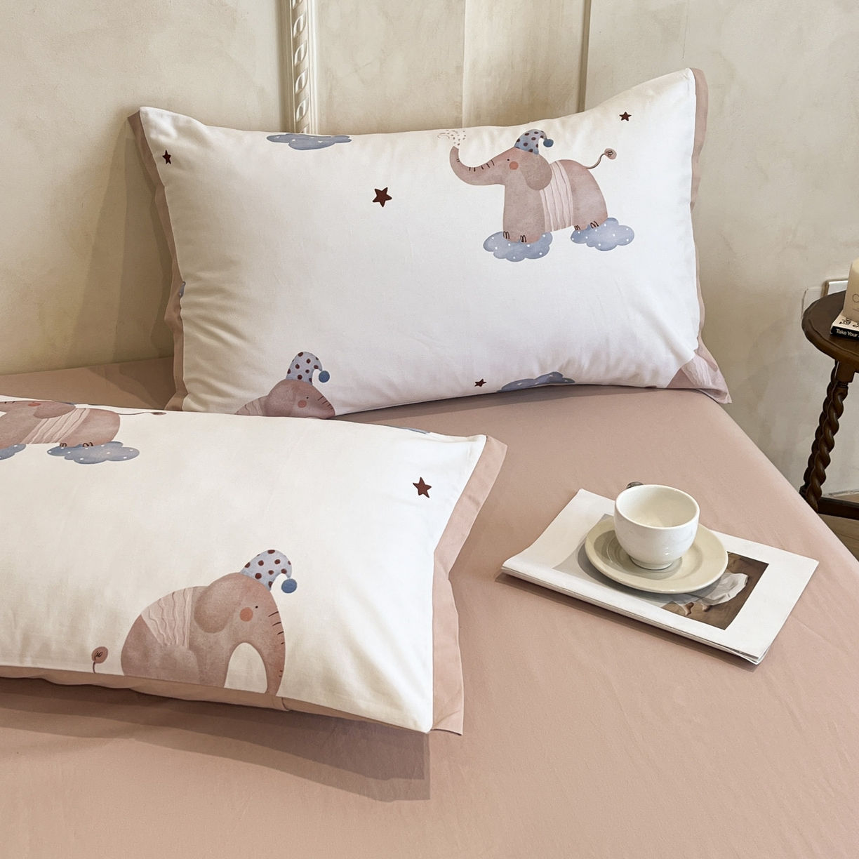 91家纺网 家纺一手货源 找家纺 柏薇 2025新款秋冬新品全棉磨毛印花高定工艺款四件套 小飞象