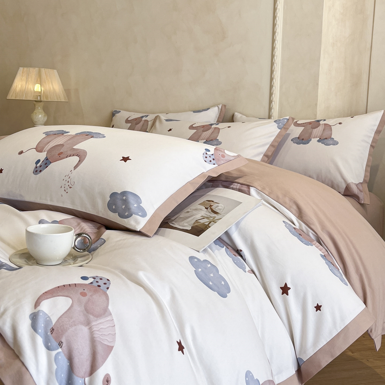 91家纺网 家纺一手货源 找家纺 柏薇 2025新款秋冬新品全棉磨毛印花高定工艺款四件套 小飞象