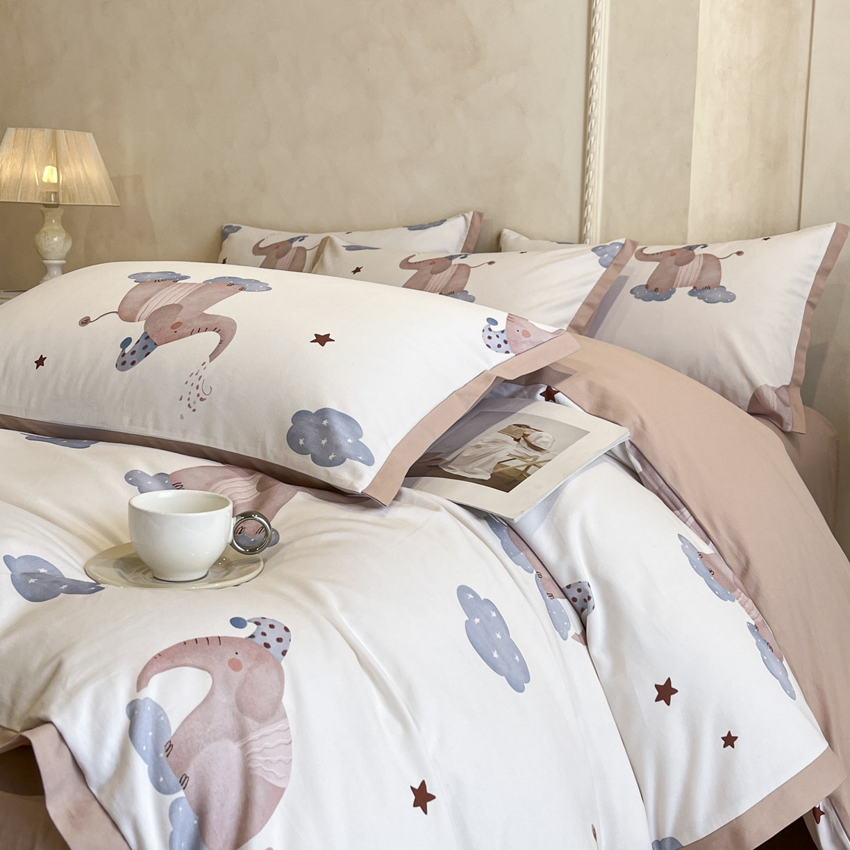 91家纺网 家纺一手货源 找家纺 柏薇 2025新款秋冬新品全棉磨毛印花高定工艺款四件套 小飞象