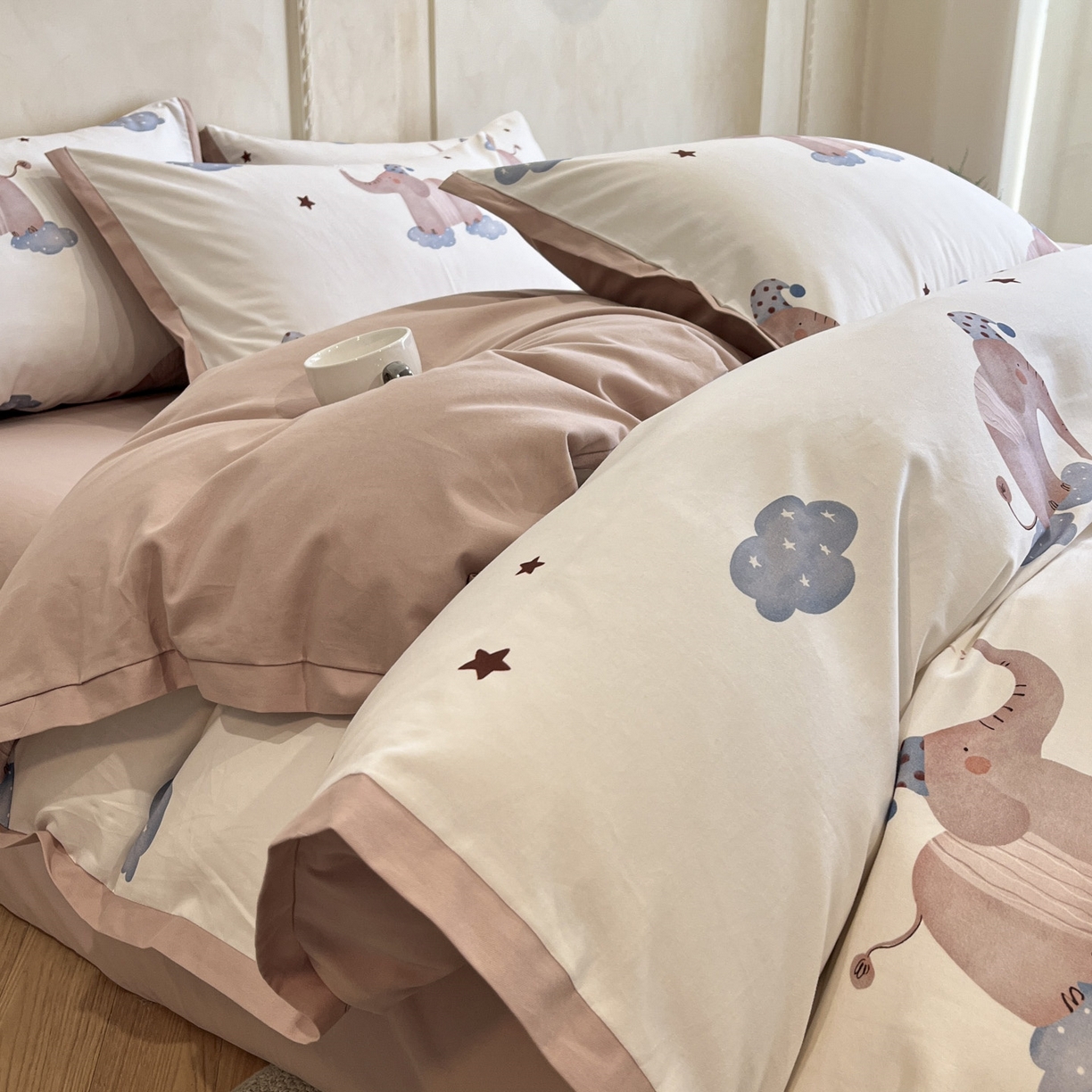 91家纺网 家纺一手货源 找家纺 柏薇 2025新款秋冬新品全棉磨毛印花高定工艺款四件套 小飞象