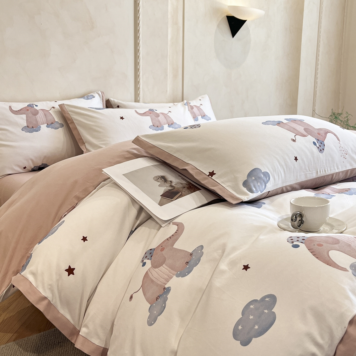 91家纺网 家纺一手货源 找家纺 柏薇 2025新款秋冬新品全棉磨毛印花高定工艺款四件套 小飞象