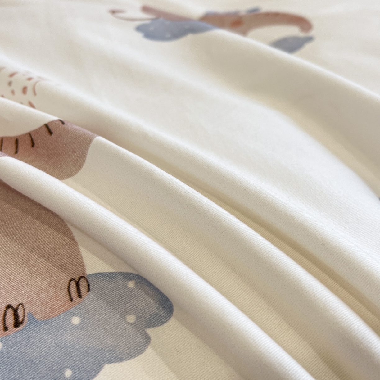 91家纺网 家纺一手货源 找家纺 柏薇 2025新款秋冬新品全棉磨毛印花高定工艺款四件套 小飞象