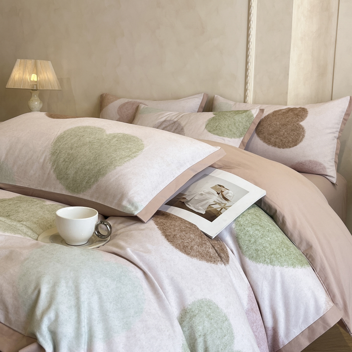 91家纺网 家纺一手货源 找家纺 柏薇 2025新款秋冬新品全棉磨毛印花高定工艺款四件套 心心恋