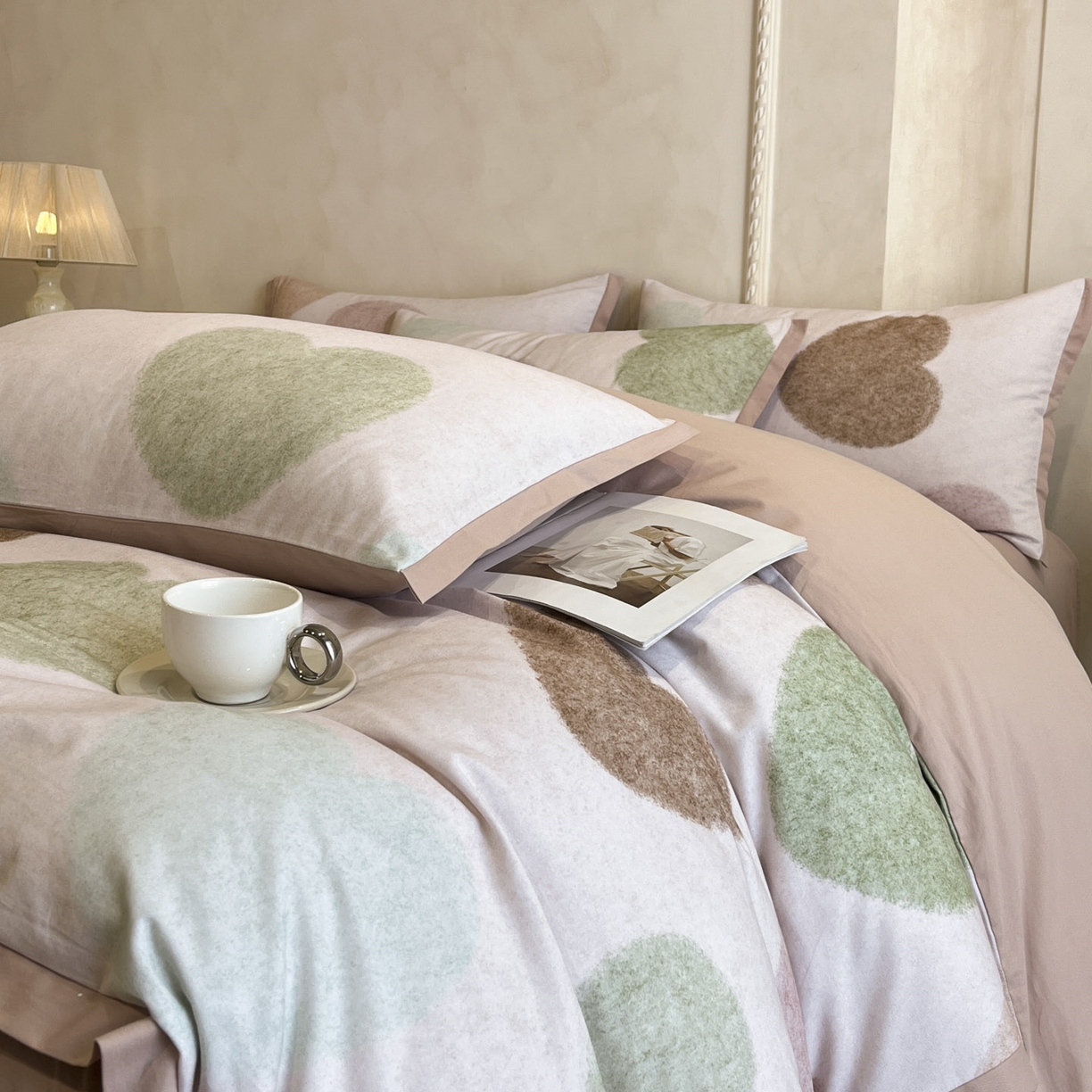 91家纺网 家纺一手货源 找家纺 柏薇 2025新款秋冬新品全棉磨毛印花高定工艺款四件套 心心恋