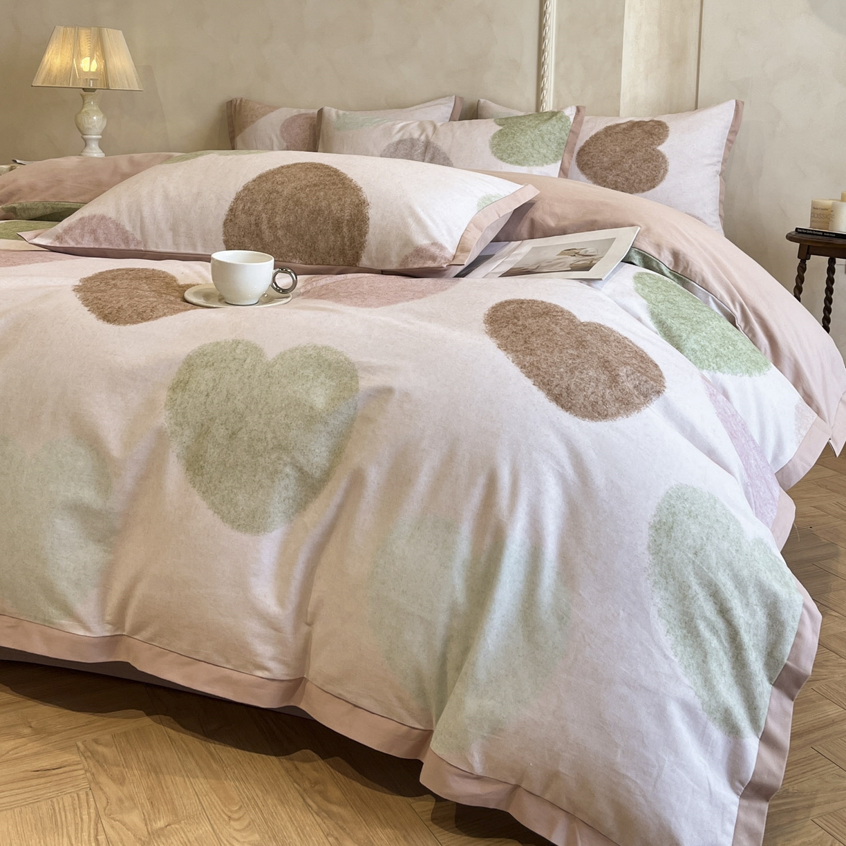 91家纺网 家纺一手货源 找家纺 柏薇 2025新款秋冬新品全棉磨毛印花高定工艺款四件套 心心恋