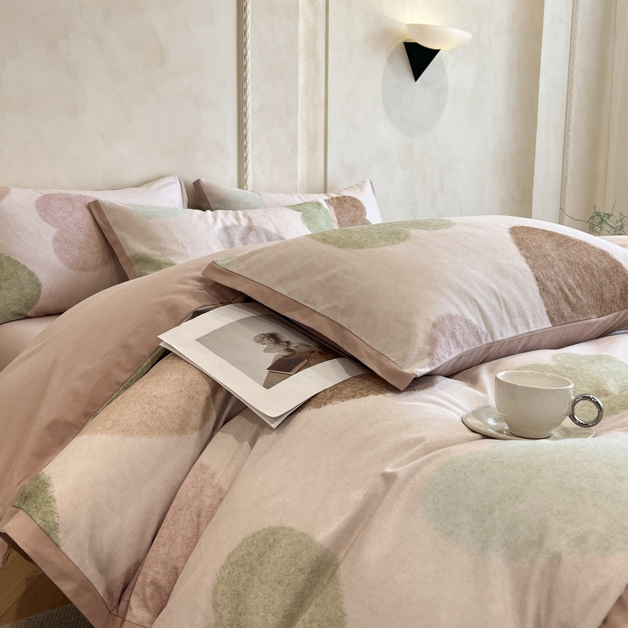 91家纺网 家纺一手货源 找家纺 柏薇 2025新款秋冬新品全棉磨毛印花高定工艺款四件套 心心恋