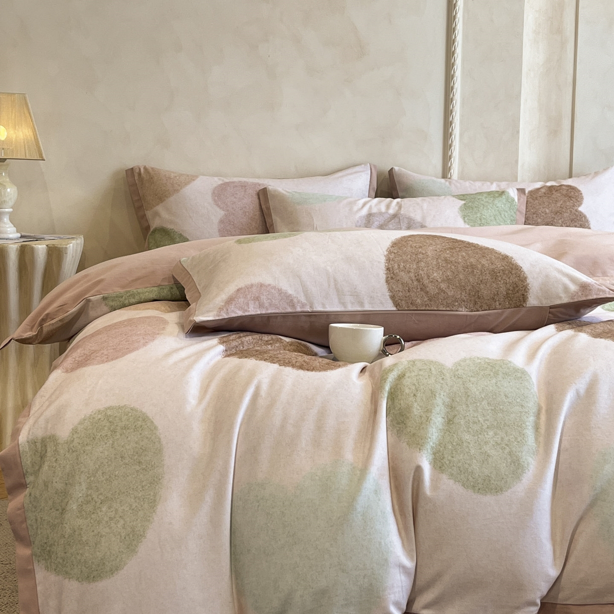 91家纺网 家纺一手货源 找家纺 柏薇 2025新款秋冬新品全棉磨毛印花高定工艺款四件套 心心恋