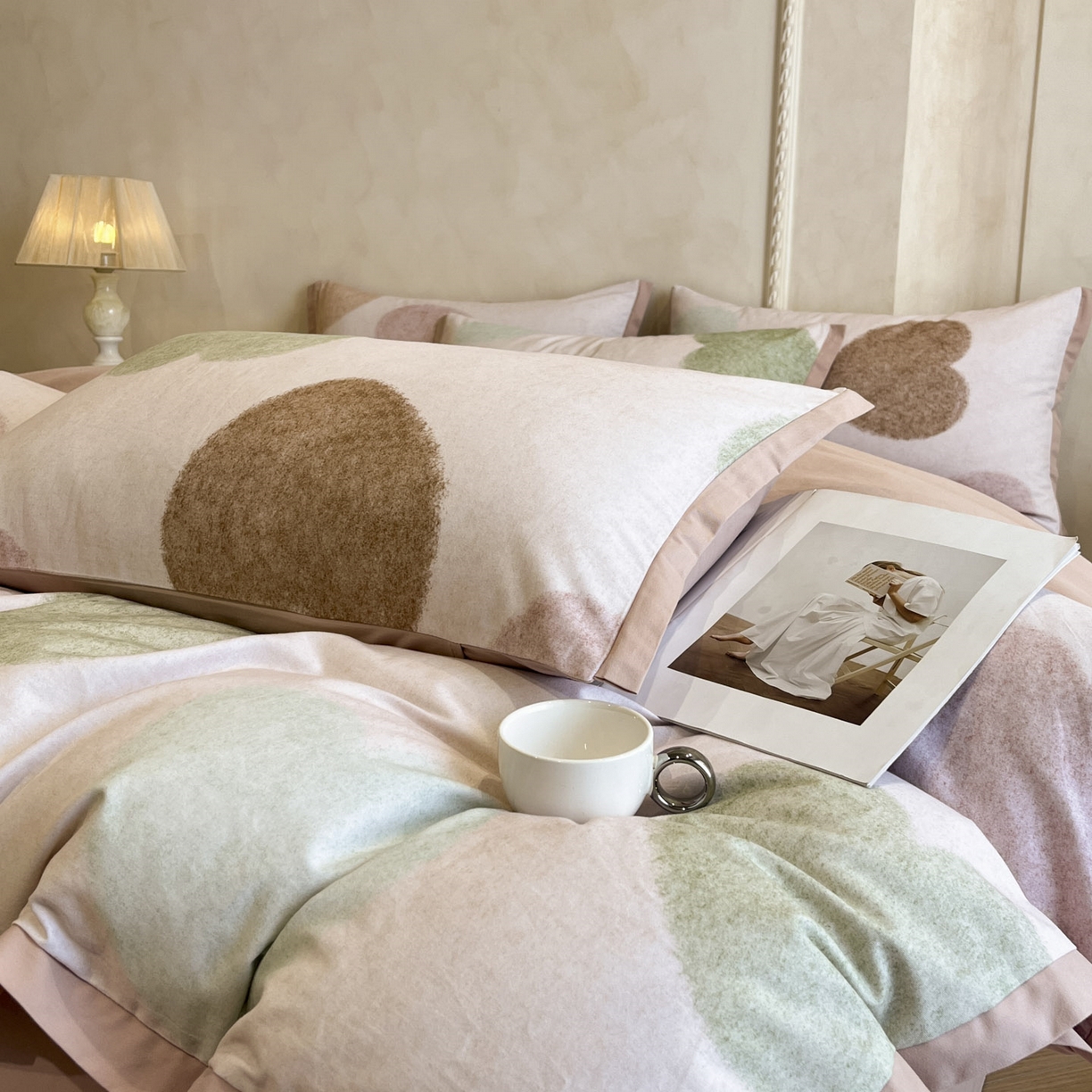 91家纺网 家纺一手货源 找家纺 柏薇 2025新款秋冬新品全棉磨毛印花高定工艺款四件套 心心恋