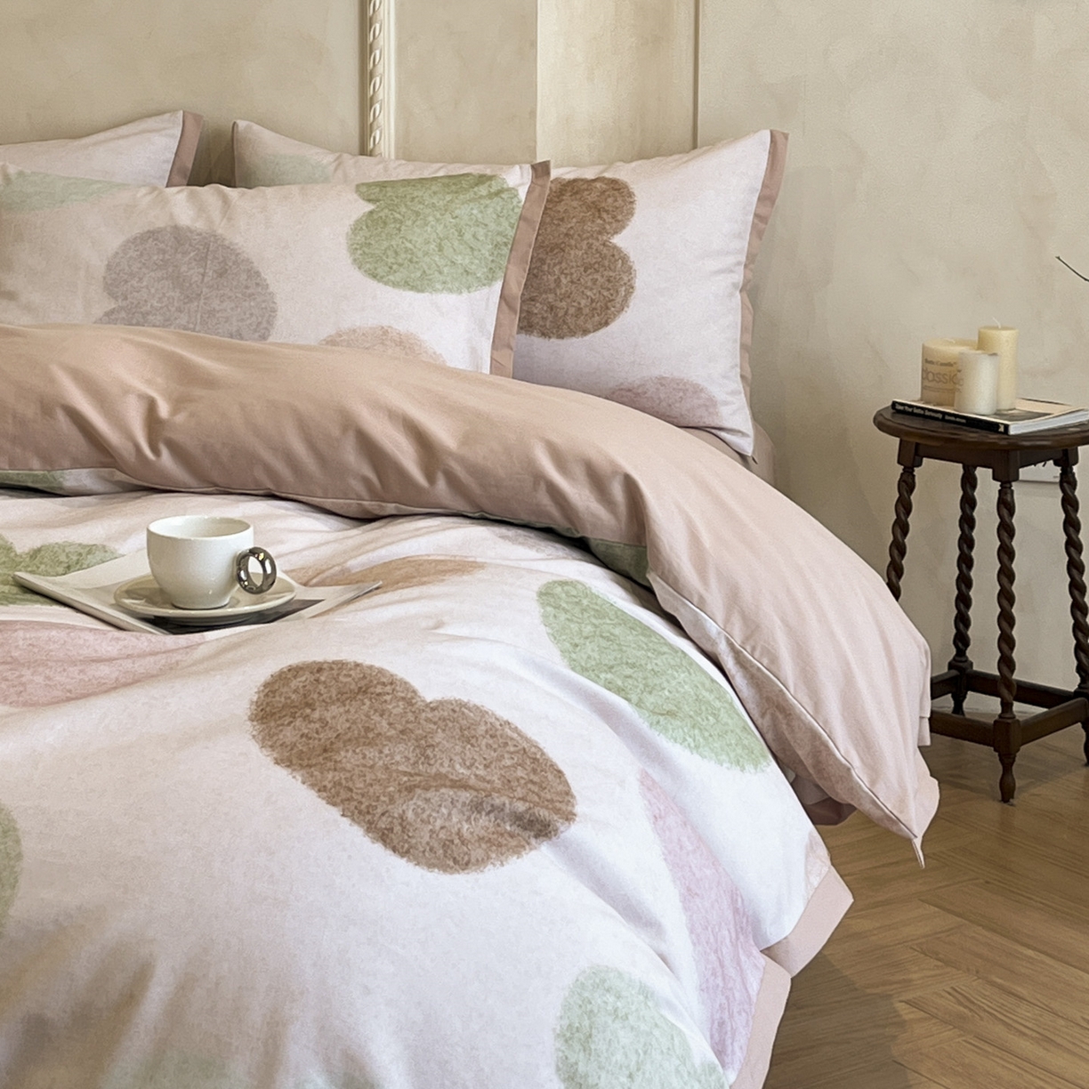 91家纺网 家纺一手货源 找家纺 柏薇 2025新款秋冬新品全棉磨毛印花高定工艺款四件套 心心恋