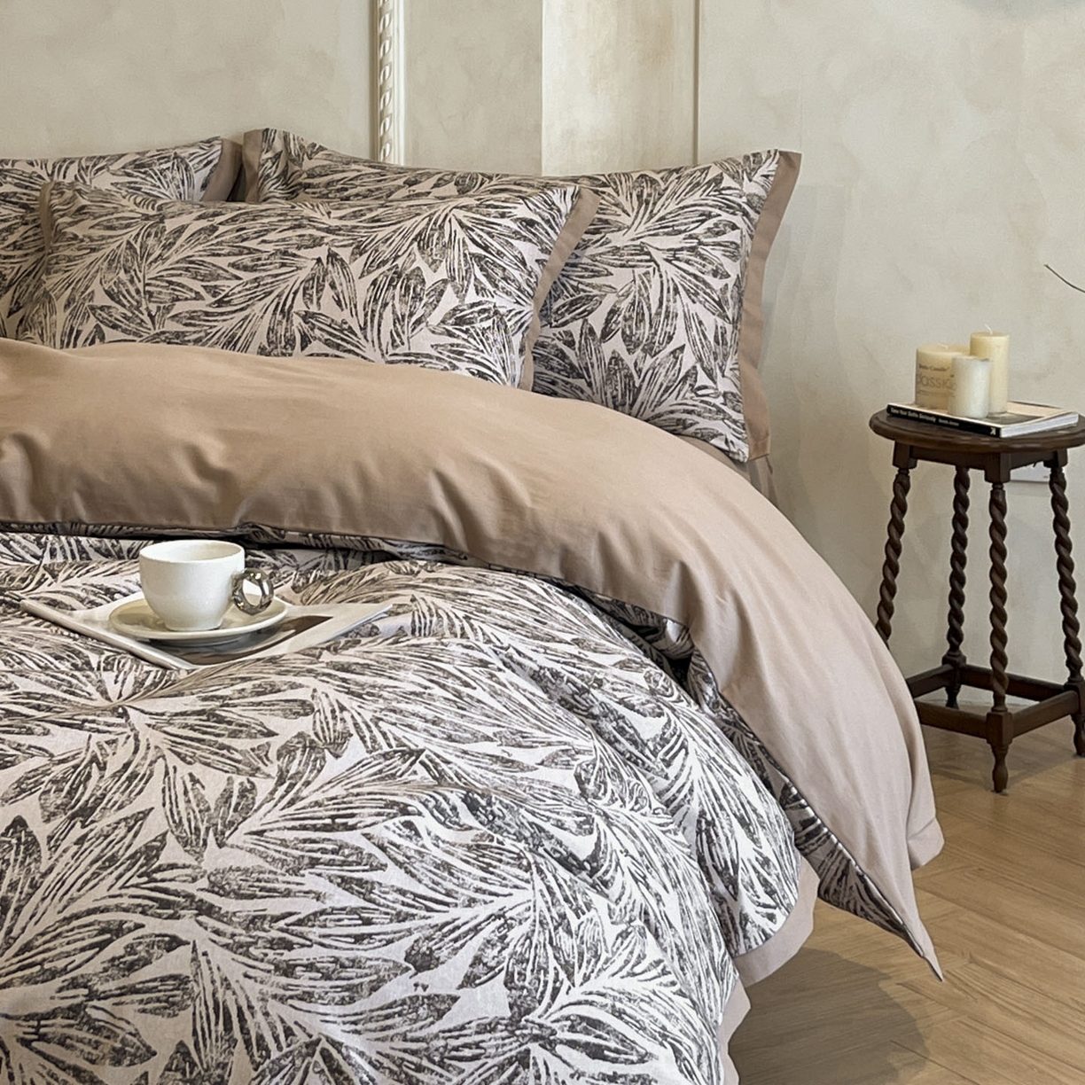 91家纺网 家纺一手货源 找家纺 柏薇 2025新款秋冬新品全棉磨毛印花高定工艺款四件套 渊默