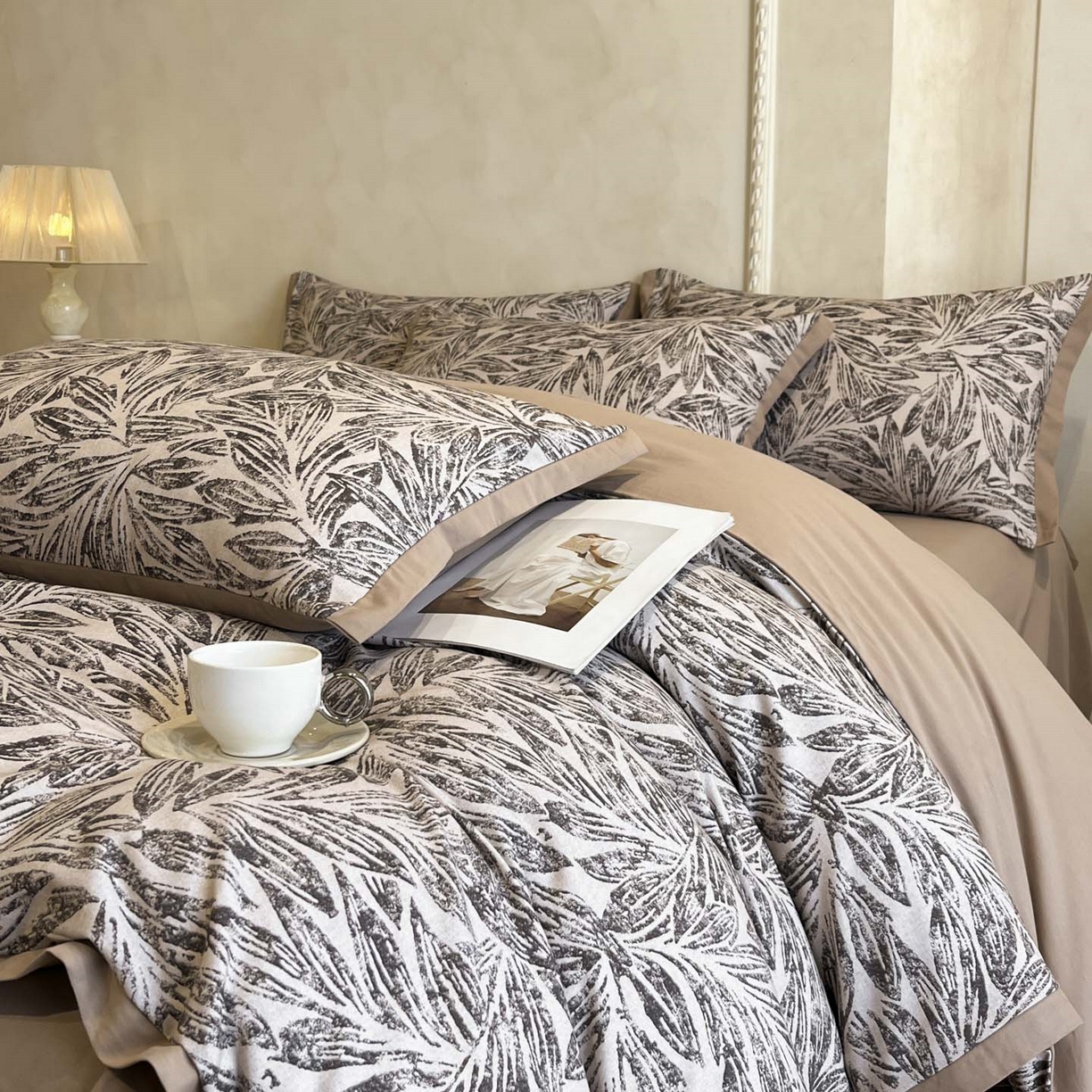 91家纺网 家纺一手货源 找家纺 柏薇 2025新款秋冬新品全棉磨毛印花高定工艺款四件套 渊默