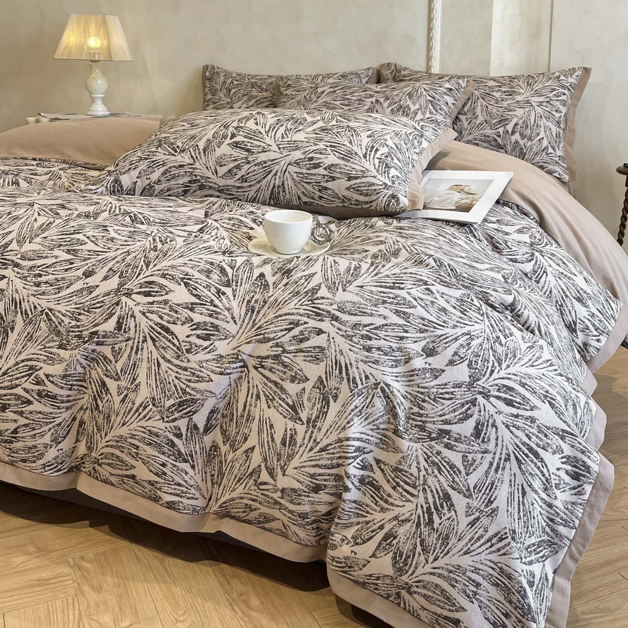 91家纺网 家纺一手货源 找家纺 柏薇 2025新款秋冬新品全棉磨毛印花高定工艺款四件套 渊默