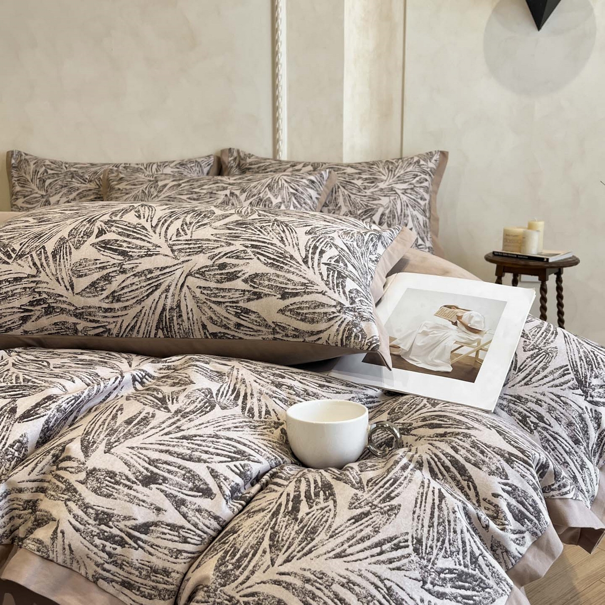 91家纺网 家纺一手货源 找家纺 柏薇 2025新款秋冬新品全棉磨毛印花高定工艺款四件套 渊默