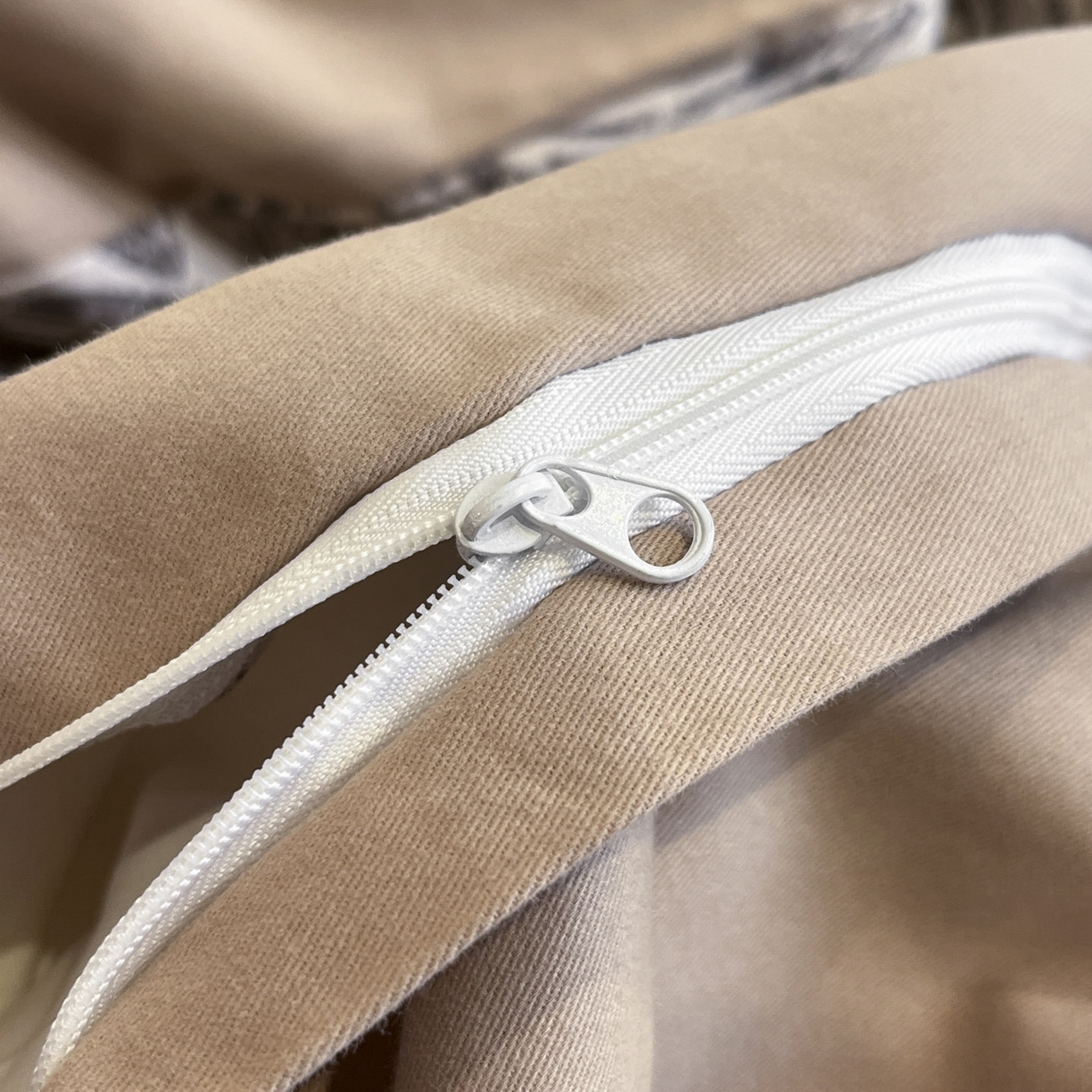 91家纺网 家纺一手货源 找家纺 柏薇 2025新款秋冬新品全棉磨毛印花高定工艺款四件套 渊默