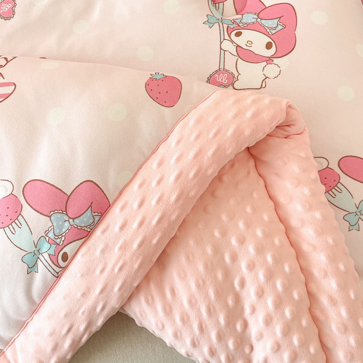 91家纺网 家纺一手货源 找家纺 花满路 2025新款儿童秋冬豆豆被 莓莓美乐蒂