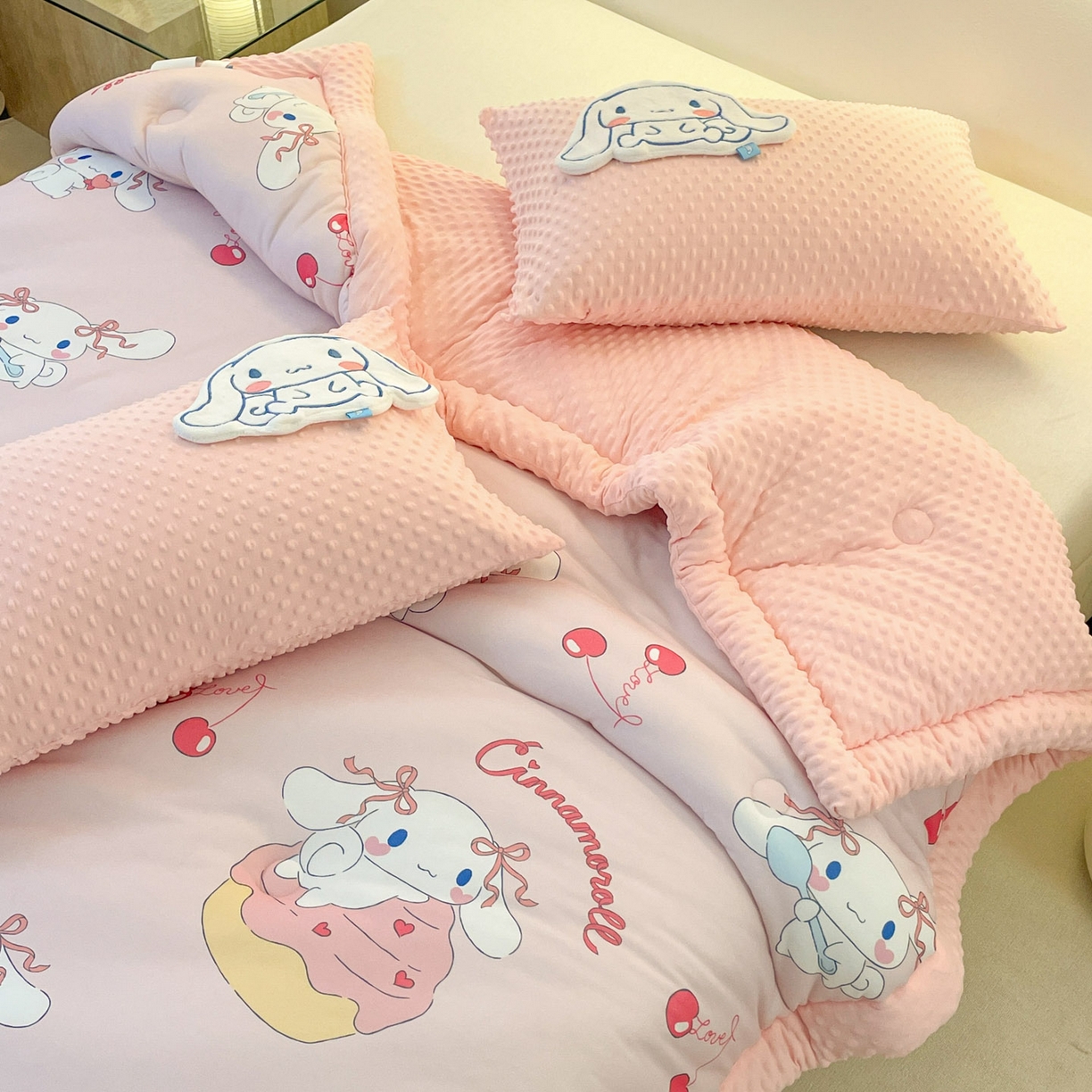 91家纺网 家纺一手货源 找家纺 花满路 2025新款儿童秋冬豆豆被 樱桃大耳狗