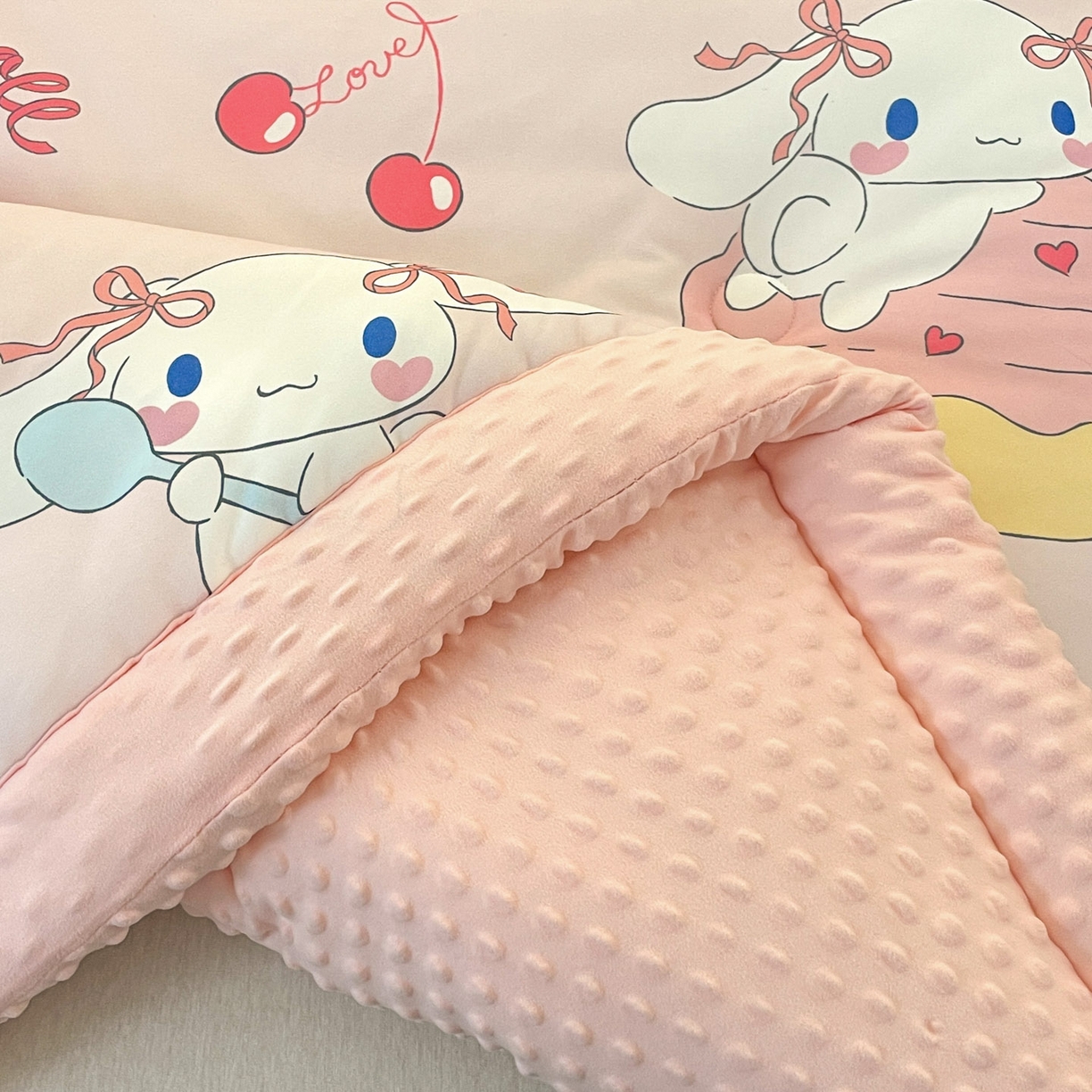 91家纺网 家纺一手货源 找家纺 花满路 2025新款儿童秋冬豆豆被 樱桃大耳狗