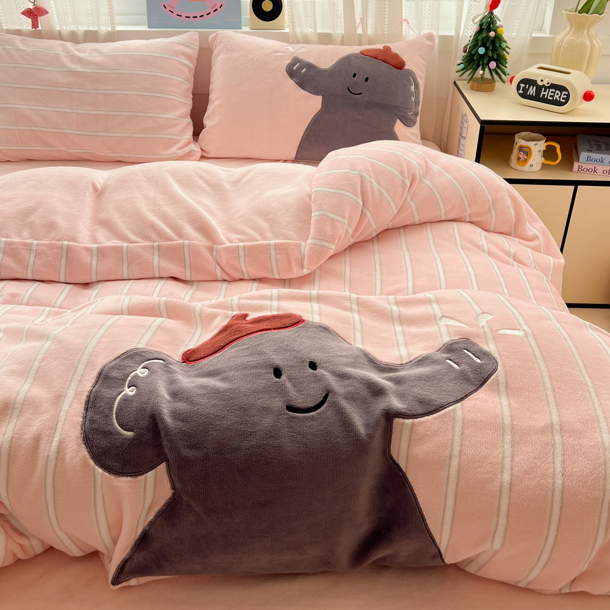 91家纺网 家纺一手货源 找家纺 （总）忆生活 2025新款秋冬高克重牛奶绒贴布绣四件套