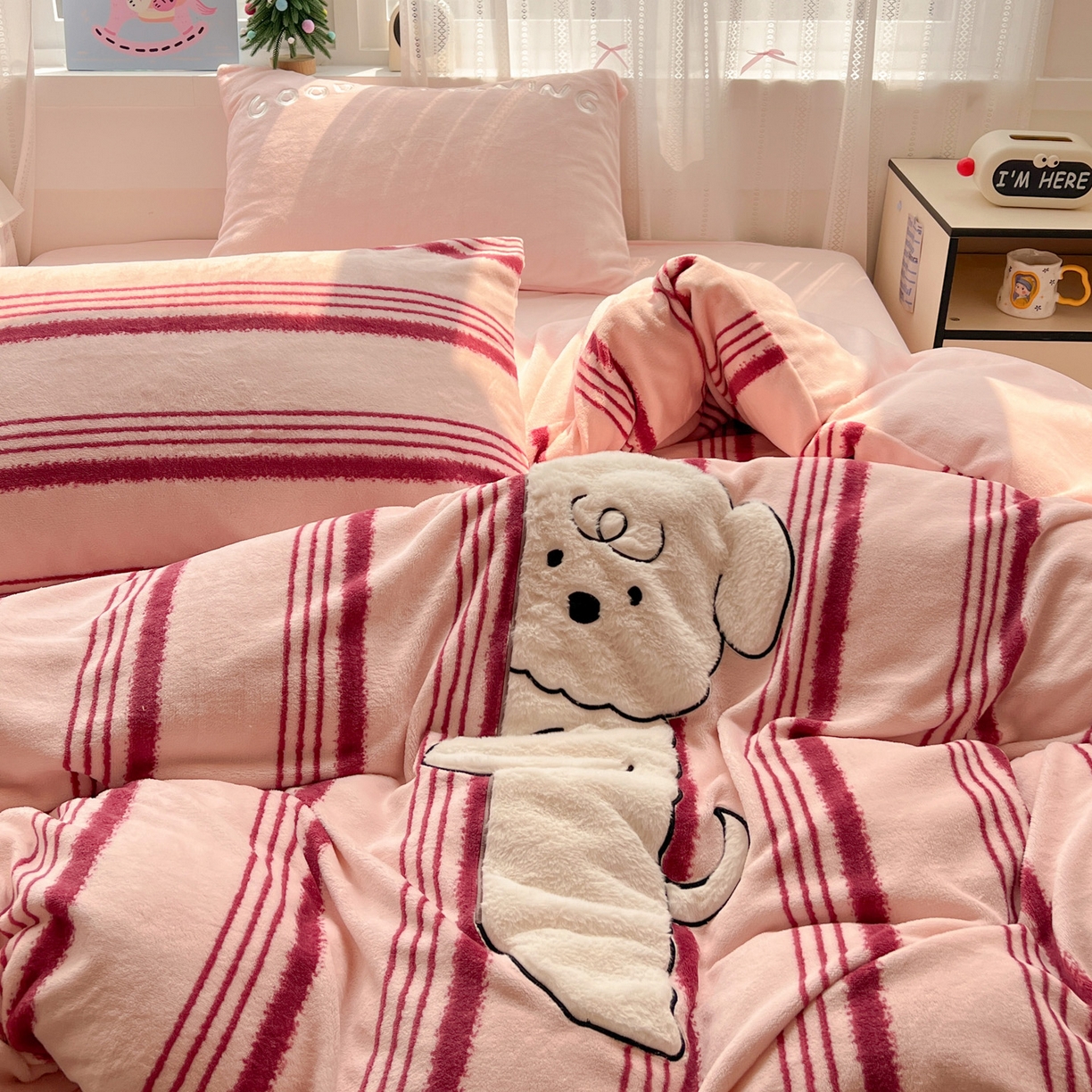 91家纺网 家纺一手货源 找家纺 忆生活 2025新款秋冬高克重牛奶绒贴布绣四件套 条纹狗狗-粉