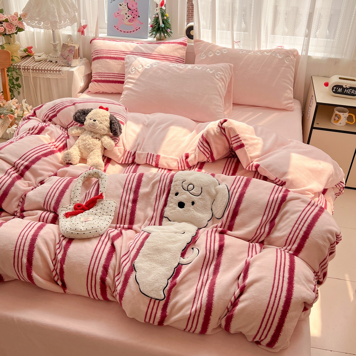 91家纺网 家纺一手货源 找家纺 忆生活 2025新款秋冬高克重牛奶绒贴布绣四件套 条纹狗狗-粉