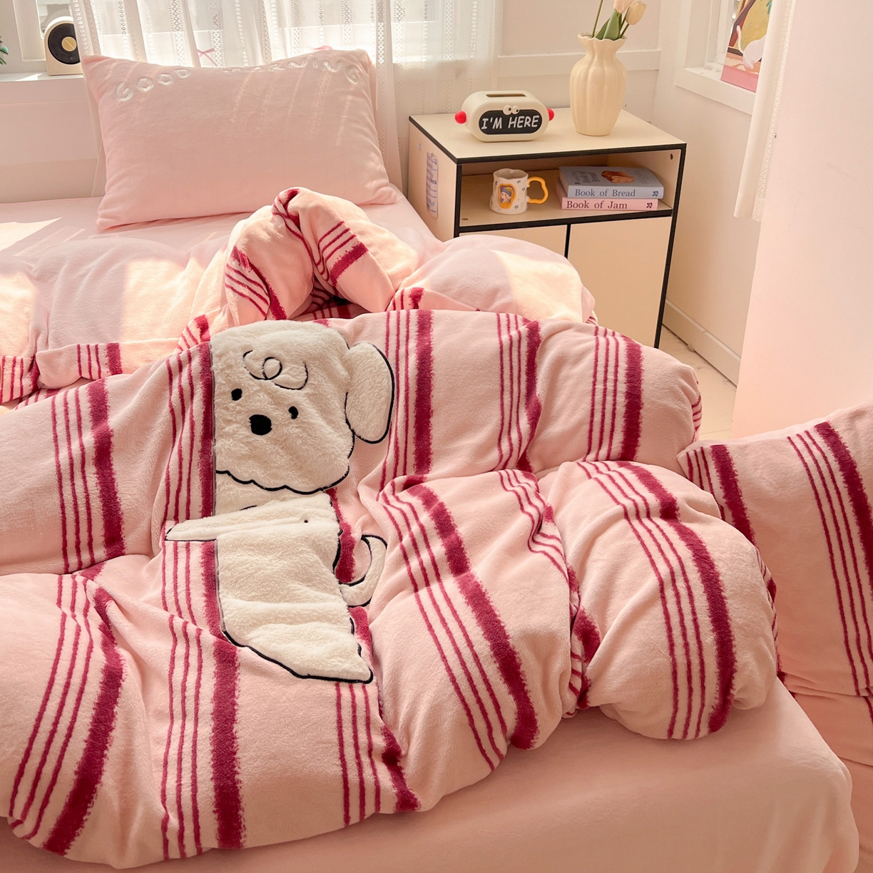 91家纺网 家纺一手货源 找家纺 忆生活 2025新款秋冬高克重牛奶绒贴布绣四件套 条纹狗狗-粉