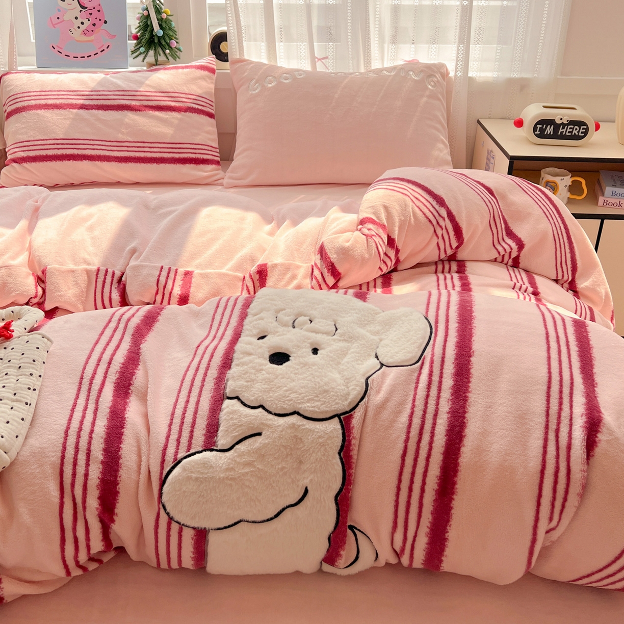 忆生活 2025新款秋冬高克重牛奶绒贴布绣四件套 条纹狗狗-粉