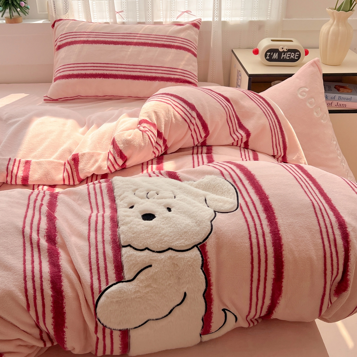 91家纺网 家纺一手货源 找家纺 忆生活 2025新款秋冬高克重牛奶绒贴布绣四件套 条纹狗狗-粉