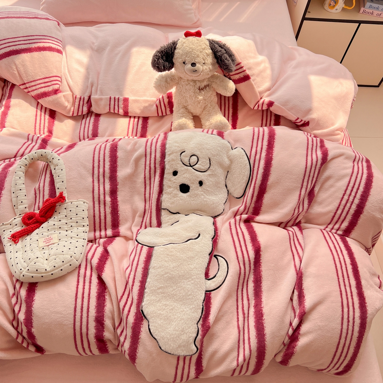 91家纺网 家纺一手货源 找家纺 忆生活 2025新款秋冬高克重牛奶绒贴布绣四件套 条纹狗狗-粉