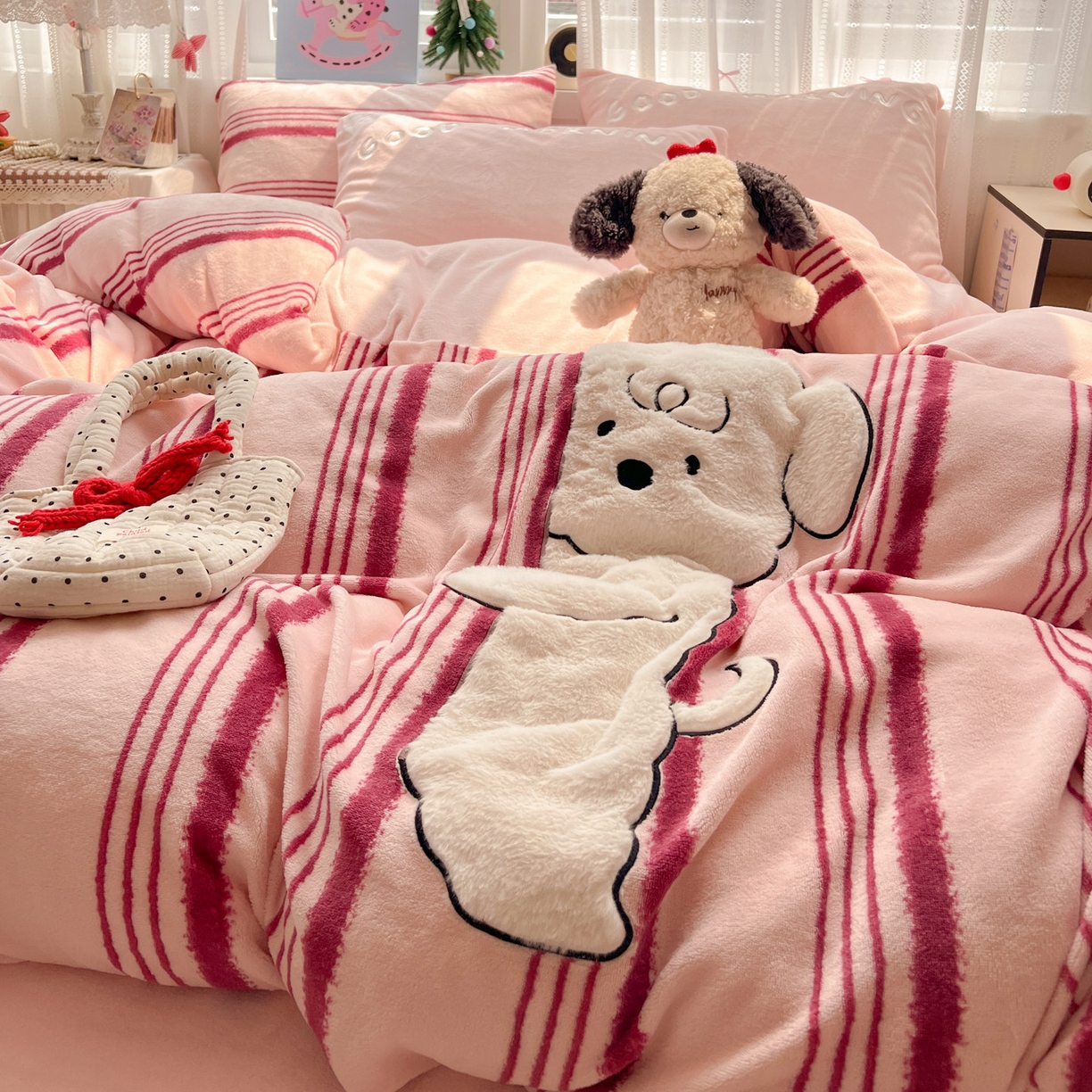 91家纺网 家纺一手货源 找家纺 忆生活 2025新款秋冬高克重牛奶绒贴布绣四件套 条纹狗狗-粉