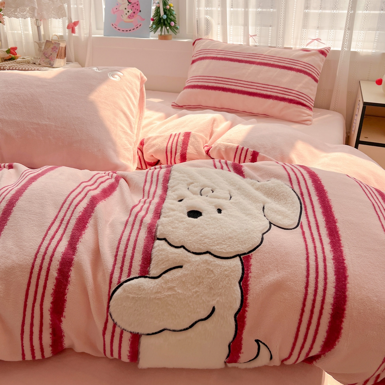 91家纺网 家纺一手货源 找家纺 忆生活 2025新款秋冬高克重牛奶绒贴布绣四件套 条纹狗狗-粉