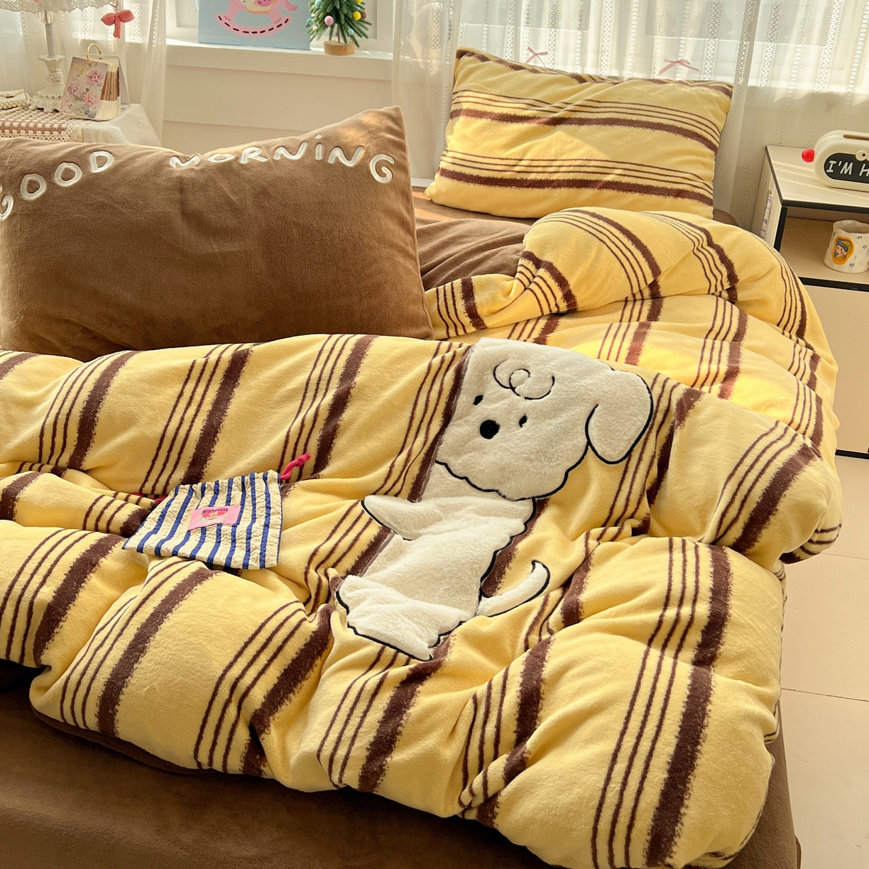 91家纺网 家纺一手货源 找家纺 忆生活 2025新款秋冬高克重牛奶绒贴布绣四件套 条纹狗狗-黄