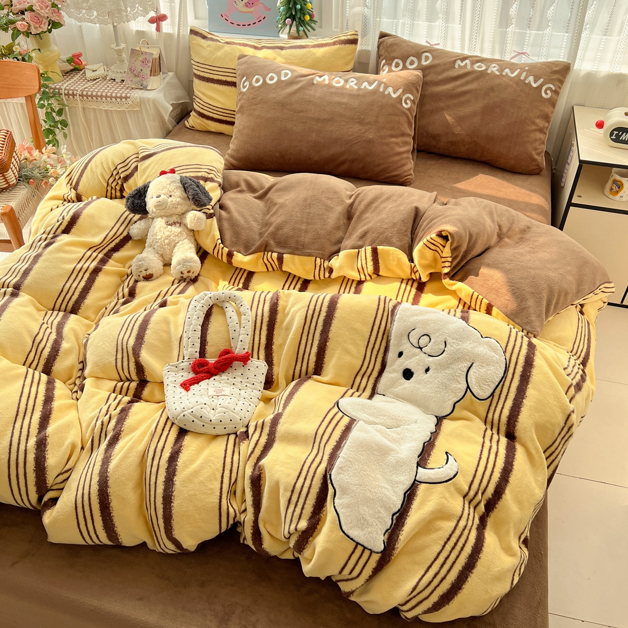 91家纺网 家纺一手货源 找家纺 忆生活 2025新款秋冬高克重牛奶绒贴布绣四件套 条纹狗狗-黄