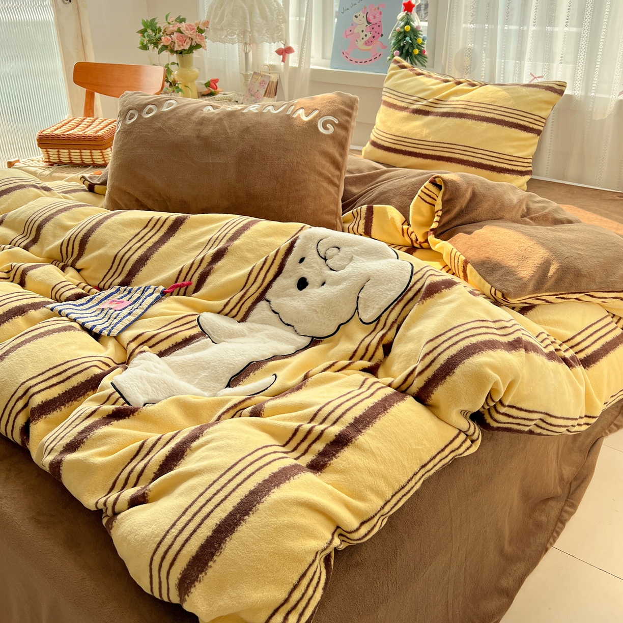 91家纺网 家纺一手货源 找家纺 忆生活 2025新款秋冬高克重牛奶绒贴布绣四件套 条纹狗狗-黄