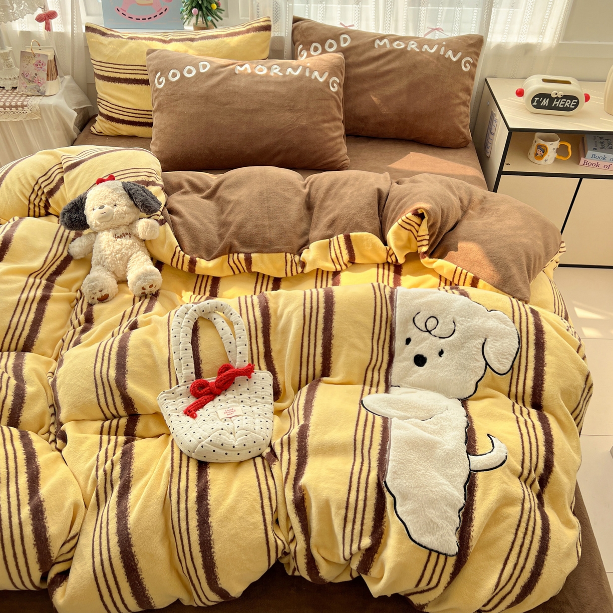 91家纺网 家纺一手货源 找家纺 忆生活 2025新款秋冬高克重牛奶绒贴布绣四件套 条纹狗狗-黄