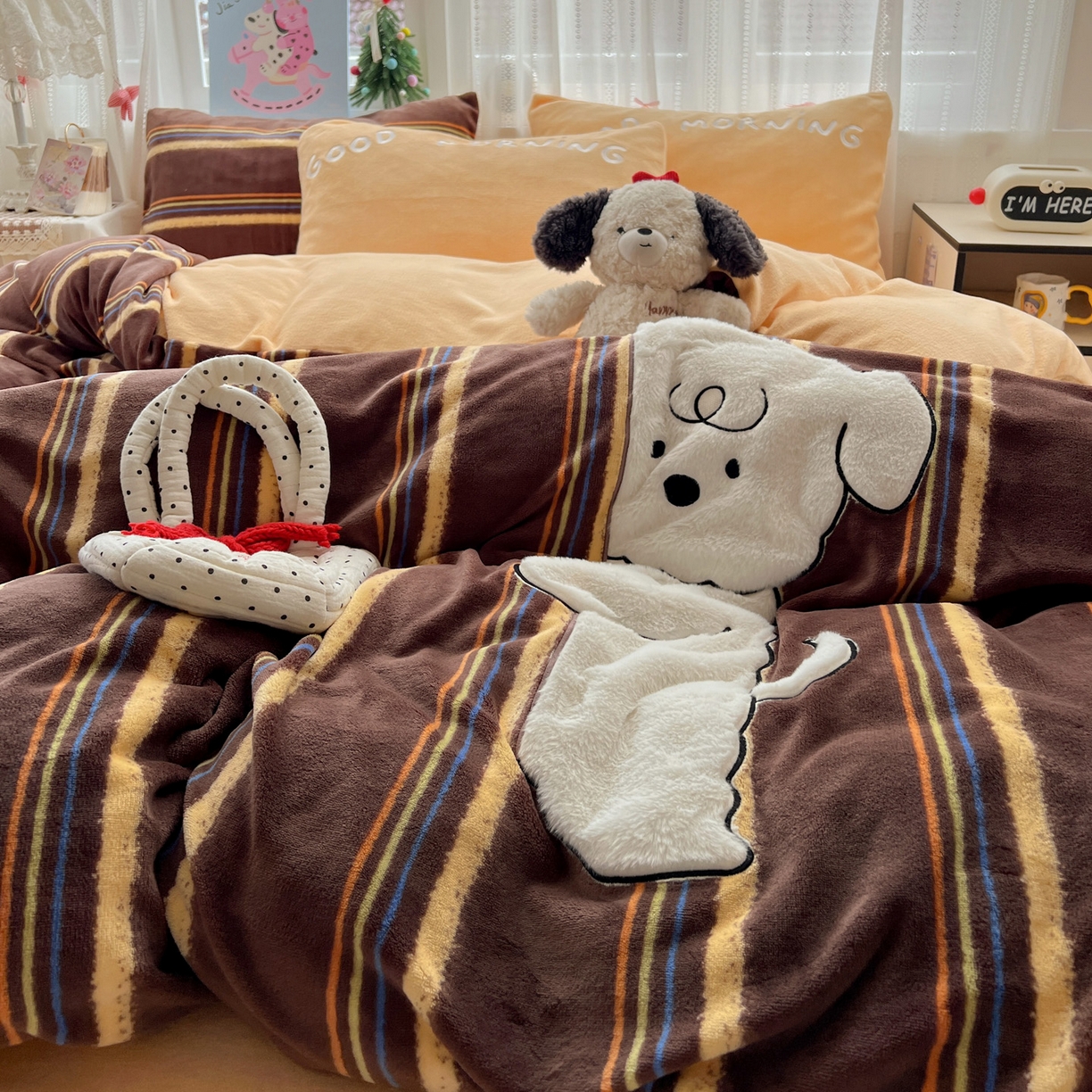 91家纺网 家纺一手货源 找家纺 忆生活 2025新款秋冬高克重牛奶绒贴布绣四件套 条纹狗狗-咖