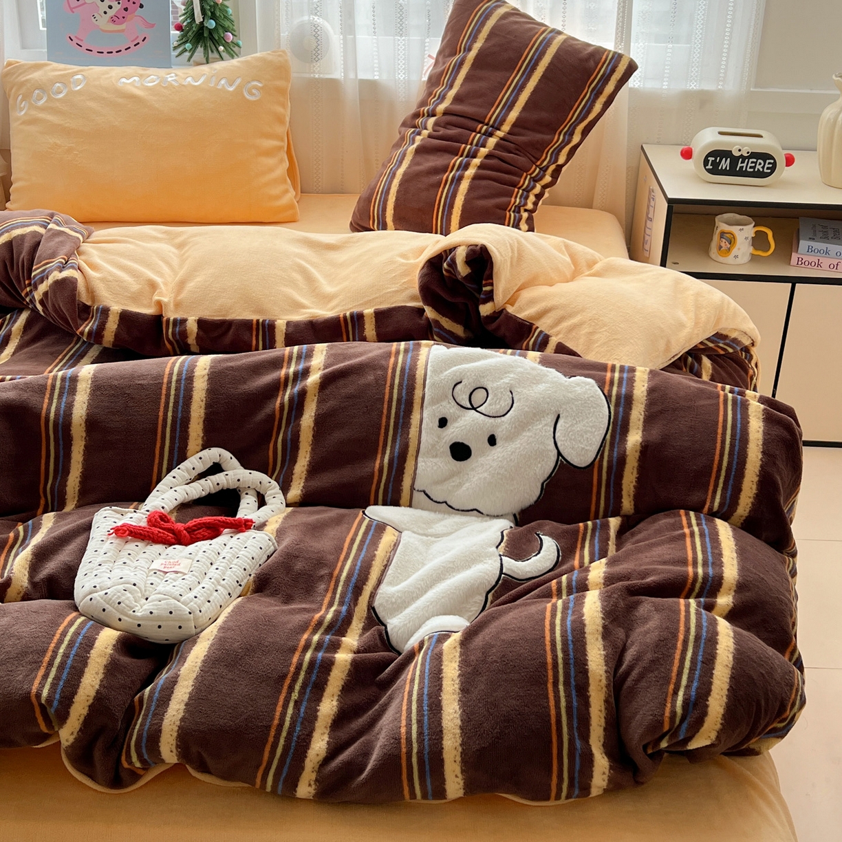 91家纺网 家纺一手货源 找家纺 忆生活 2025新款秋冬高克重牛奶绒贴布绣四件套 条纹狗狗-咖