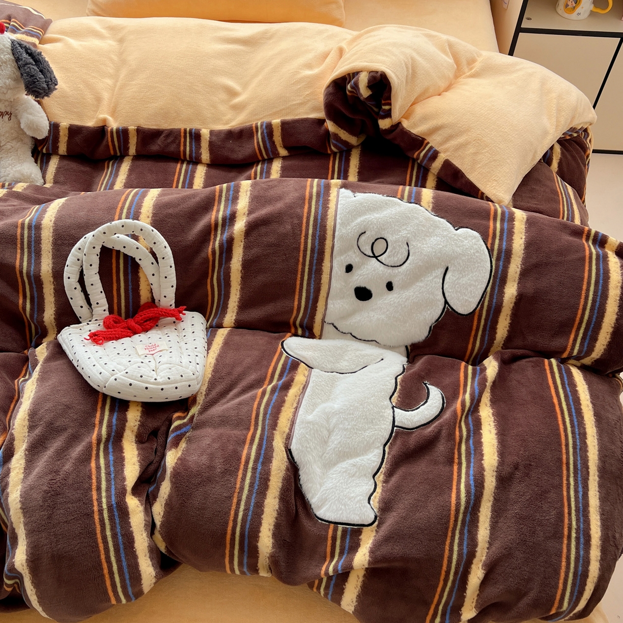 91家纺网 家纺一手货源 找家纺 忆生活 2025新款秋冬高克重牛奶绒贴布绣四件套 条纹狗狗-咖