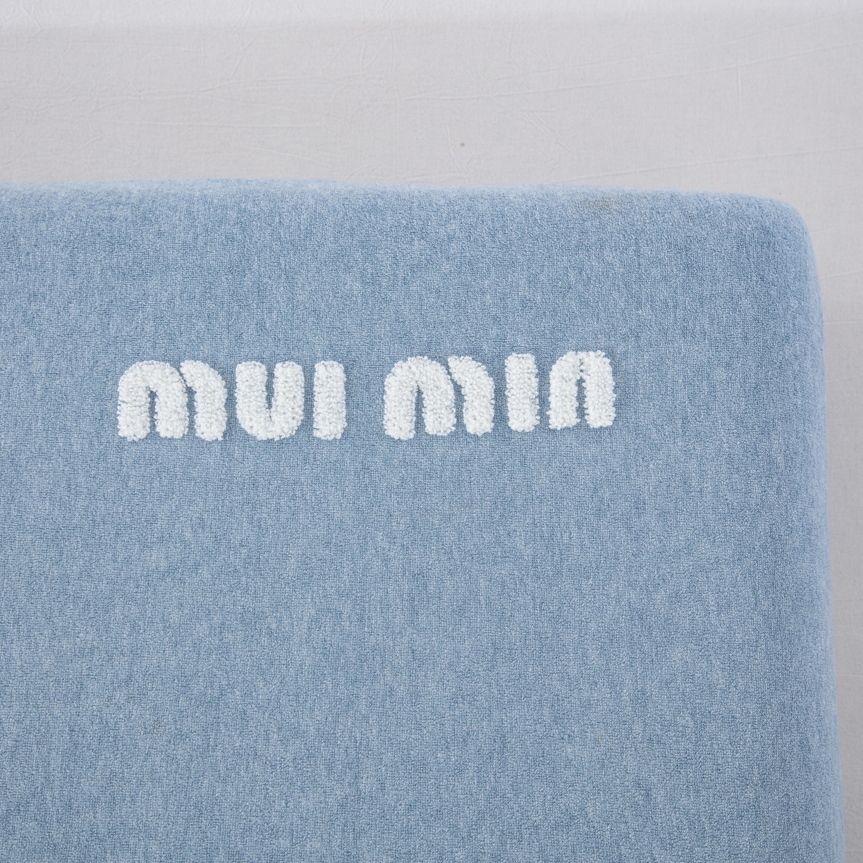 91家纺网 家纺一手货源 找家纺 （总）大黄蜂家居家纺 2025新款毛巾绣仿羊绒星球面包记忆枕套