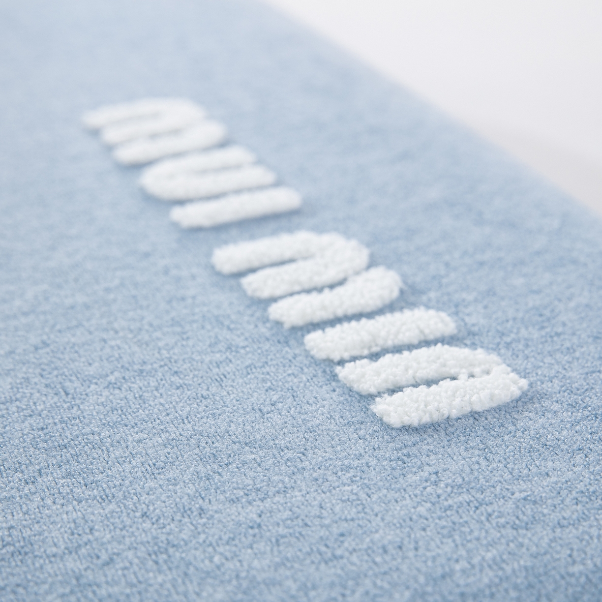 91家纺网 家纺一手货源 找家纺 （总）大黄蜂家居家纺 2025新款毛巾绣仿羊绒星球面包记忆枕套