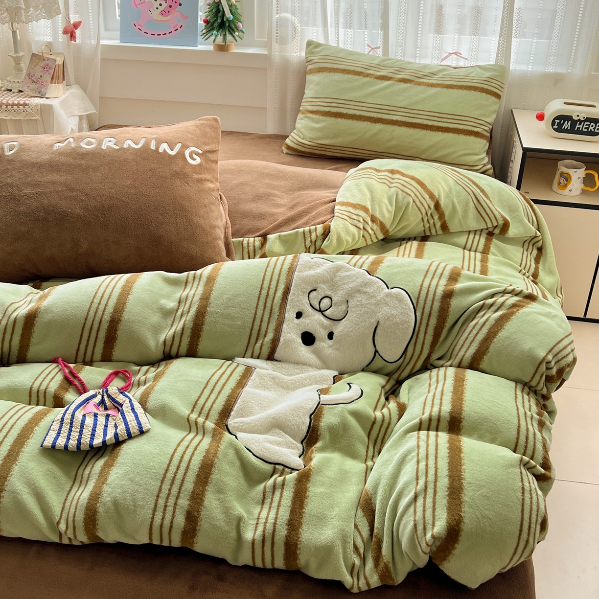 91家纺网 家纺一手货源 找家纺 忆生活 2025新款秋冬高克重牛奶绒贴布绣四件套 条纹狗狗-绿