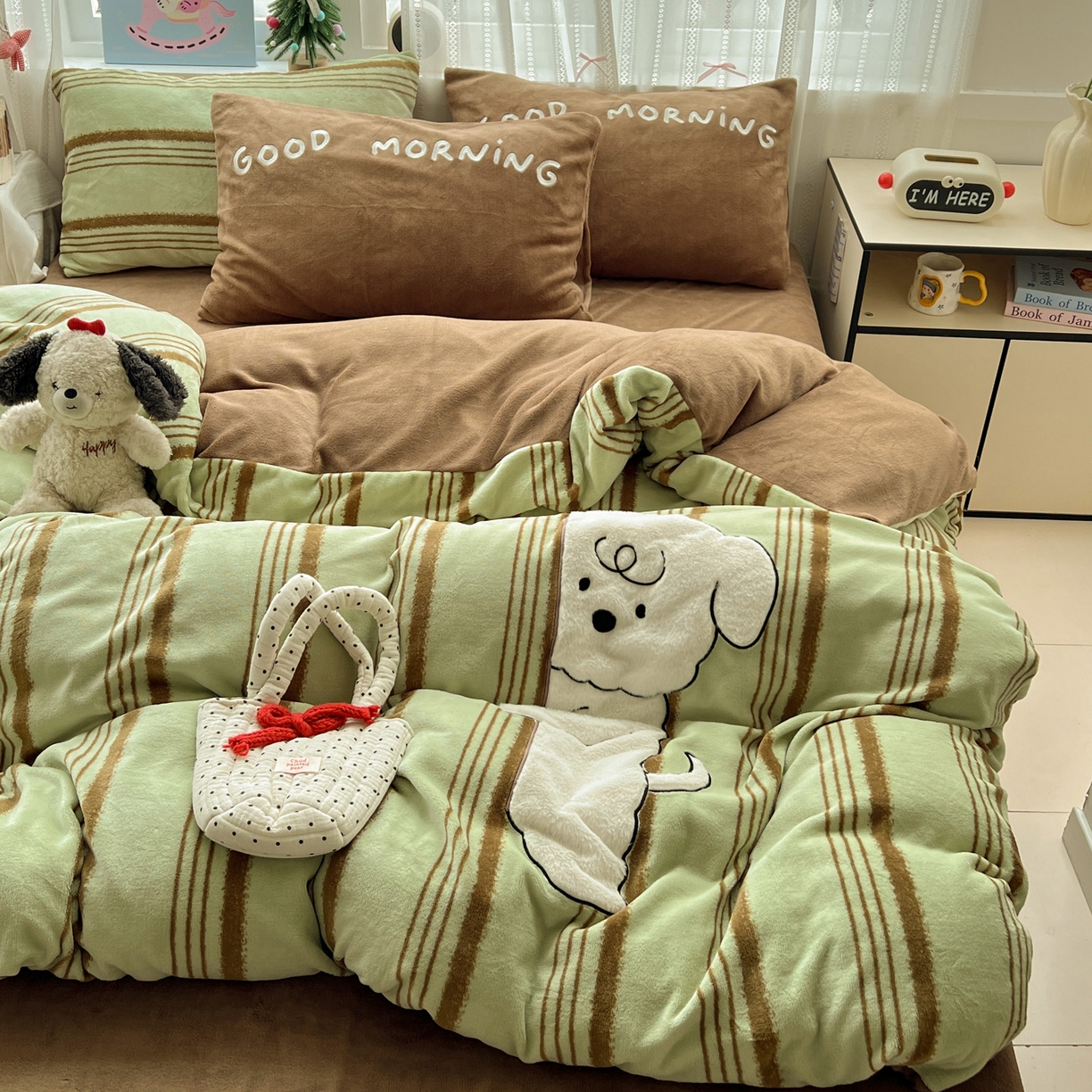 91家纺网 家纺一手货源 找家纺 忆生活 2025新款秋冬高克重牛奶绒贴布绣四件套 条纹狗狗-绿