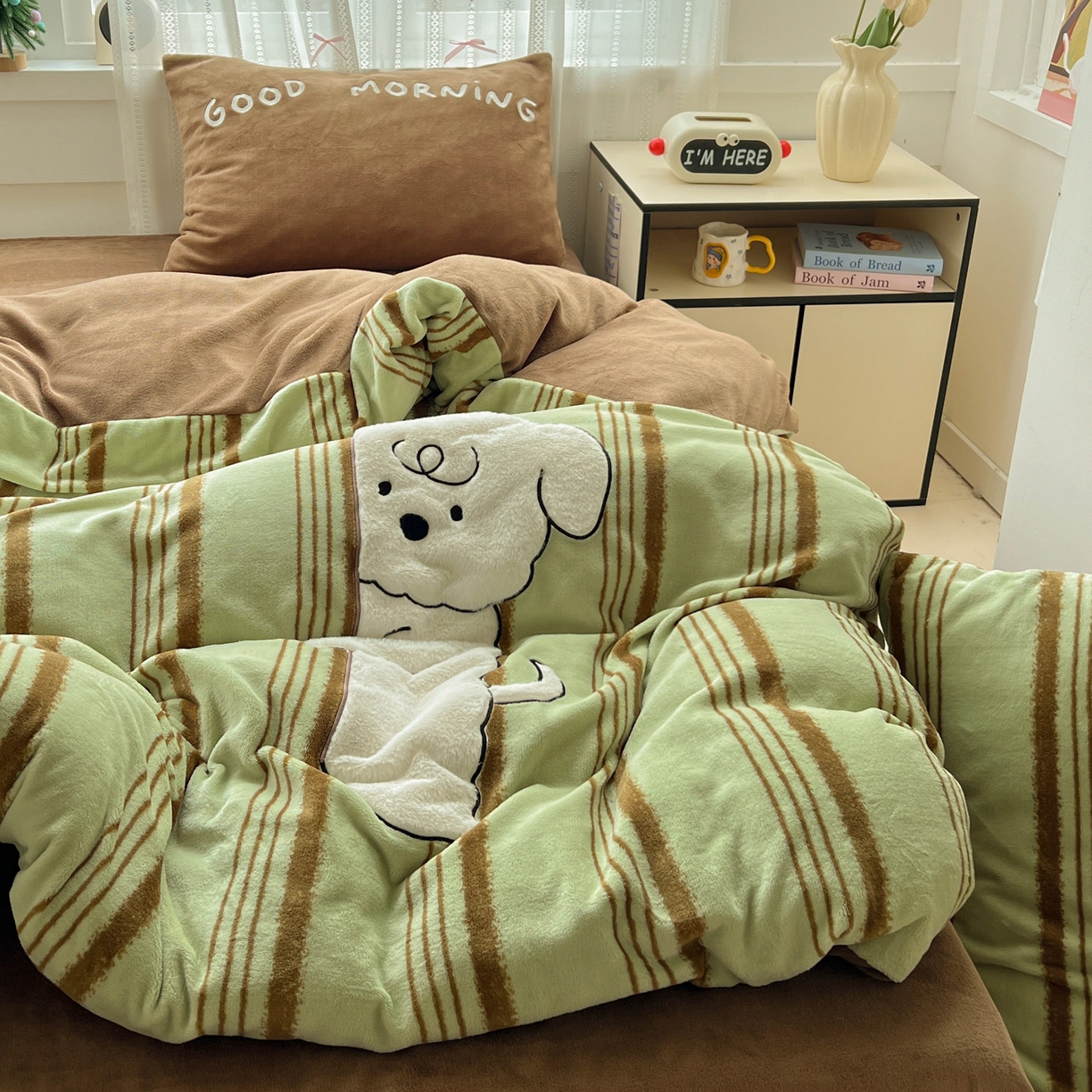 91家纺网 家纺一手货源 找家纺 忆生活 2025新款秋冬高克重牛奶绒贴布绣四件套 条纹狗狗-绿