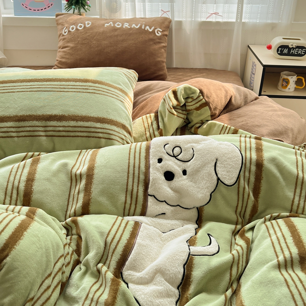 91家纺网 家纺一手货源 找家纺 忆生活 2025新款秋冬高克重牛奶绒贴布绣四件套 条纹狗狗-绿